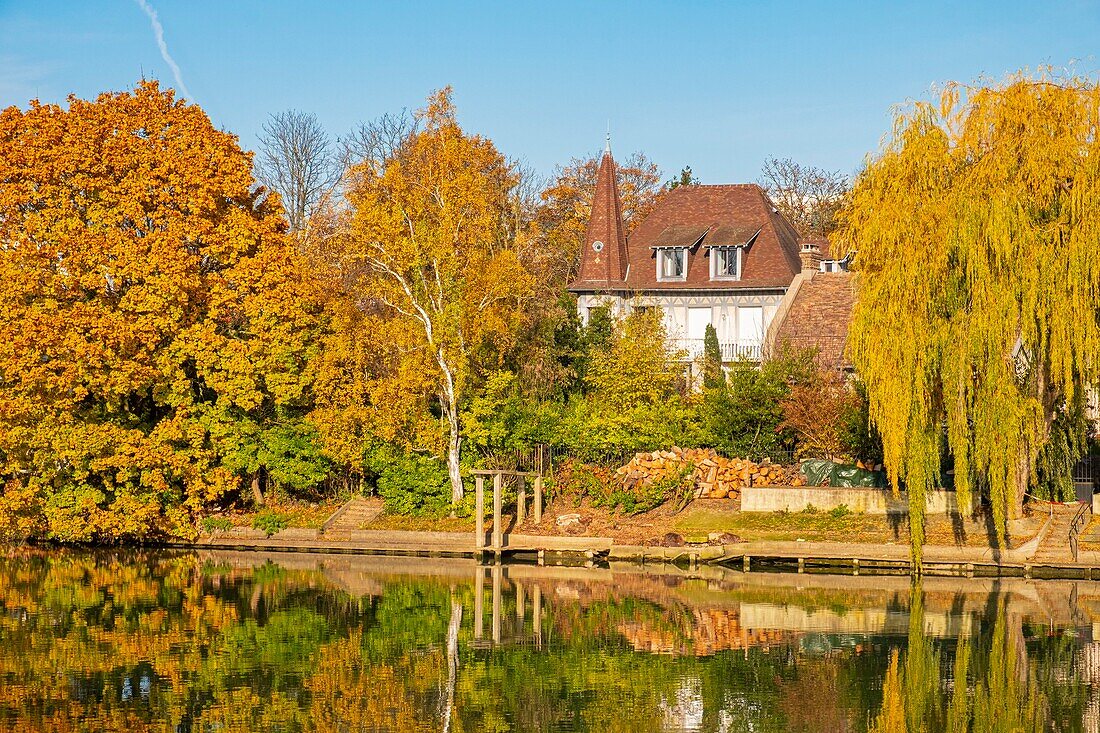 France, Val de Marne, Nogent sur Marne, the edges of Marne in autumn