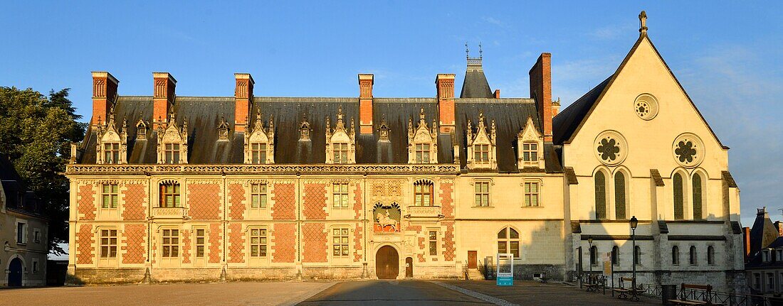 Frankreich, Loir et Cher, Loire-Tal, das von der UNESCO zum Weltkulturerbe erklärt wurde, Blois, das königliche Schloss, die Fassade von Ludwig XII. und das Reiterstandbild von Ludwig XII.