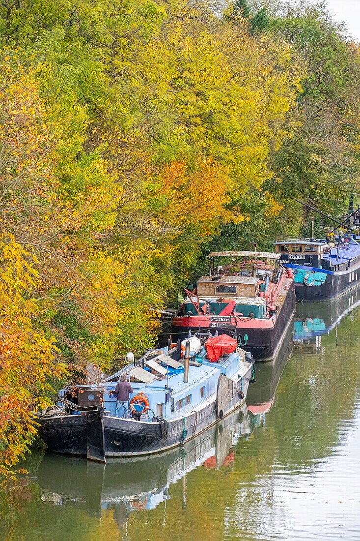 France, Val de Marne, Joinville le Pont, houseboats on the Marne in autumn