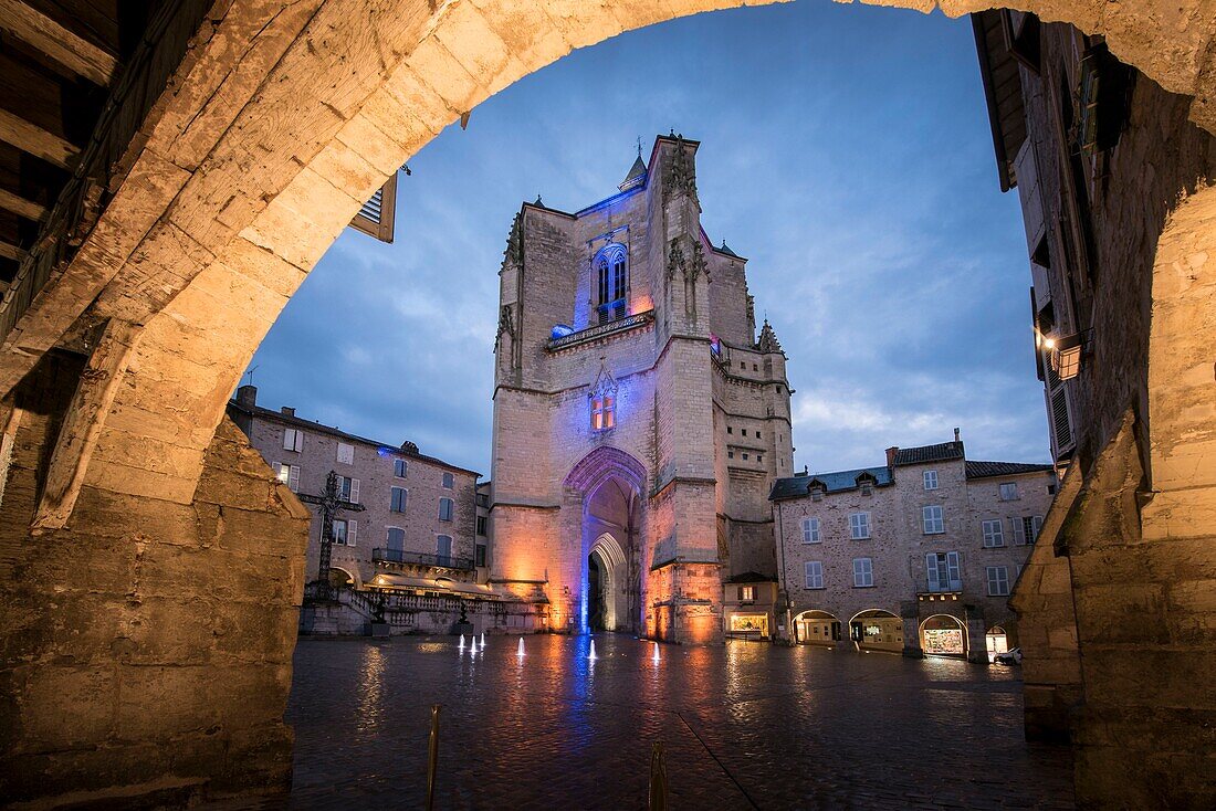 Frankreich, Aveyron, Villefranche de Rouergue, Place Notre Dame in der Abenddämmerung und der Glockenturm der Collegiale