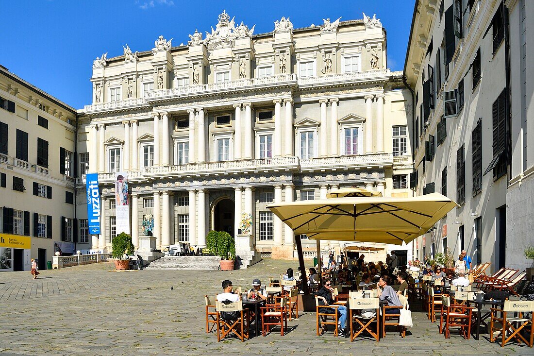 Italien, Ligurien, Genua, Piazza Matteotti, Douce Restaurant und Palazzo Ducale, das größte kulturelle Zentrum Italiens