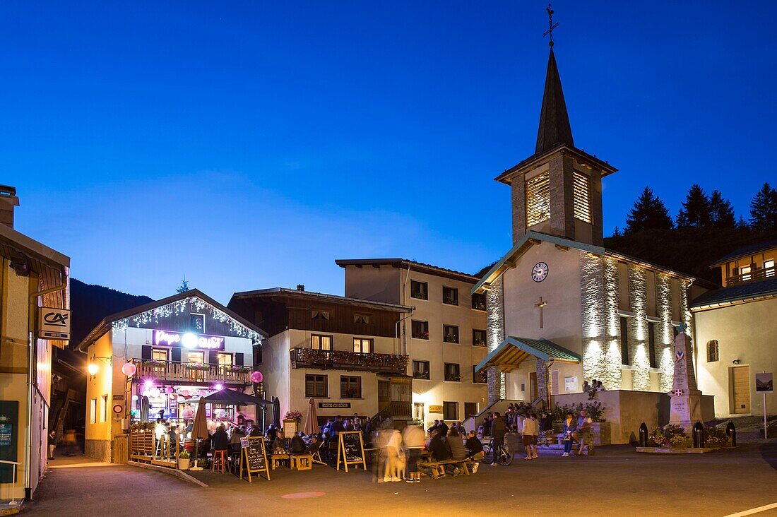 Frankreich, Savoyen, Berg der Vanoise, Pralognan la Vanoise, die neue Kirche in der Dorfmitte in der Abenddämmerung