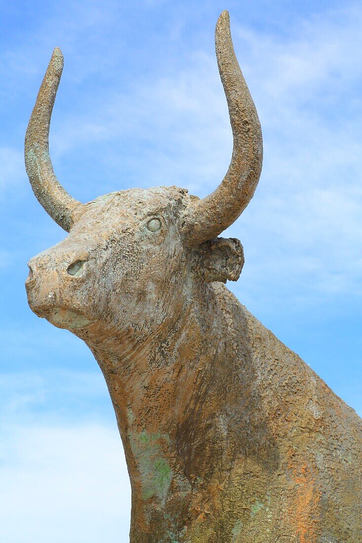 Frankreich, Gard, Petite Camargue, Le Grau-du-Roi, Statue eines Stiers (cocardier) vor den Arenen der Stadt (1960), die dem Camargue-Rennen gewidmet ist und von dem Künstler Ben K. geschaffen wurde