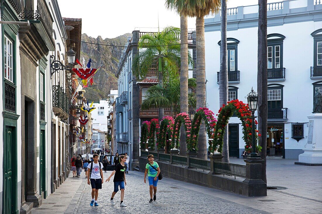 Spanien, Kanarische Inseln, Insel Palma, Santa Cruz de la Palma, Jugendliche in einer Kopfsteinpflasterstraße im historischen Zentrum gegenüber der Plaza de España