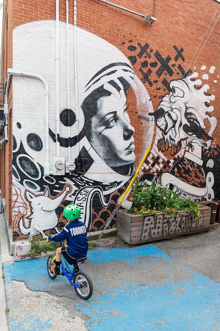 Canada, Province of Quebec, Montreal, Villeray-Saint-Michel-Parc-Extension borough, Villeray district, bike ride before mural fresco EM X VILLERAY by EN MASSE collective in an alley between avenue Henri-Julien and Drolet Street