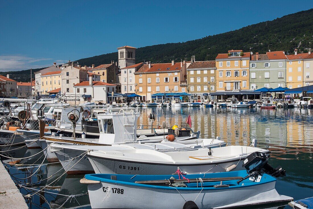 Kroatien, Gespanschaft Primorje-Gorski Kotar, Kvarner Bucht, Insel Cres, Stadt Cres, Boote im Hafen und der Kirchturm, der die Altstadt überragt