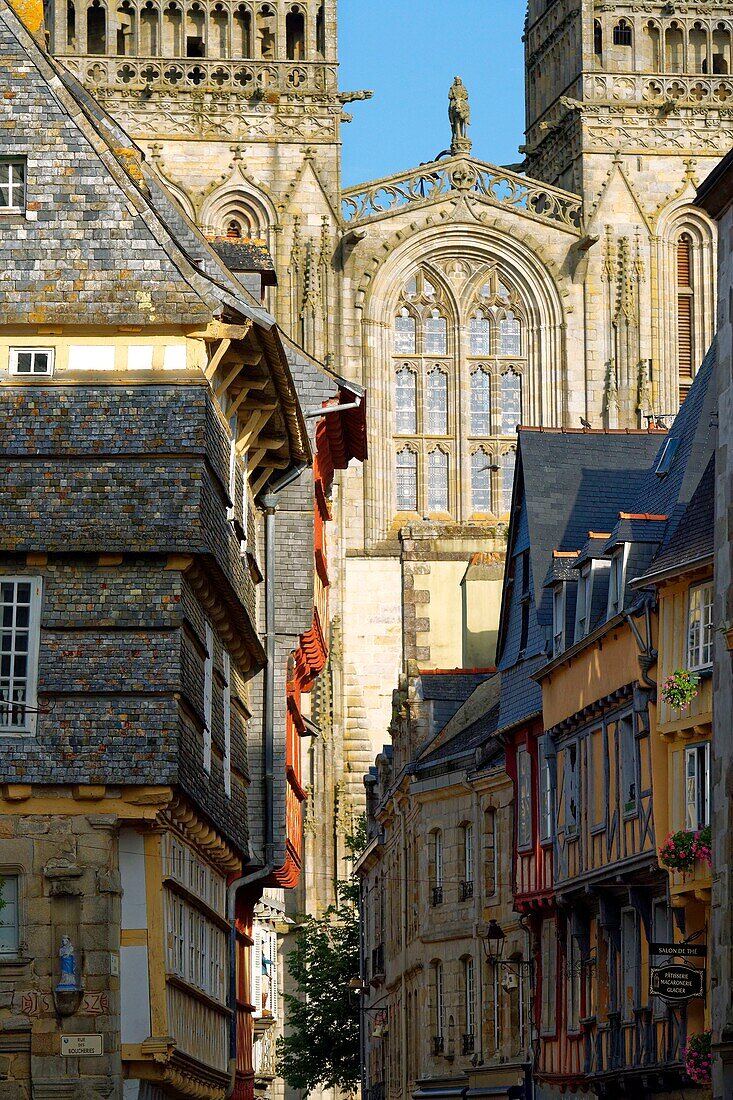 Frankreich, Finistere, Quimper, Straße Kereon und Kathedrale Saint Corentin