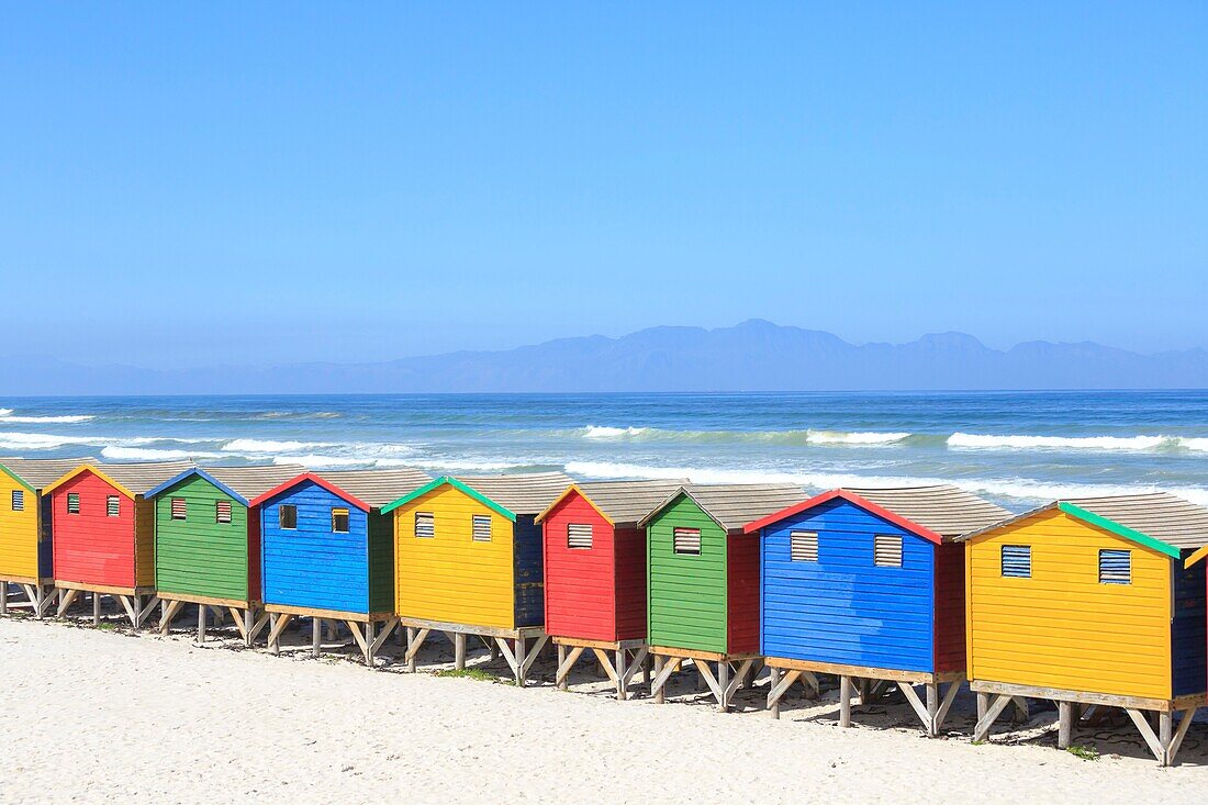 Südafrika, Westkap, Bunte Strandhütten am Muizenberg Beach in Kapstadt