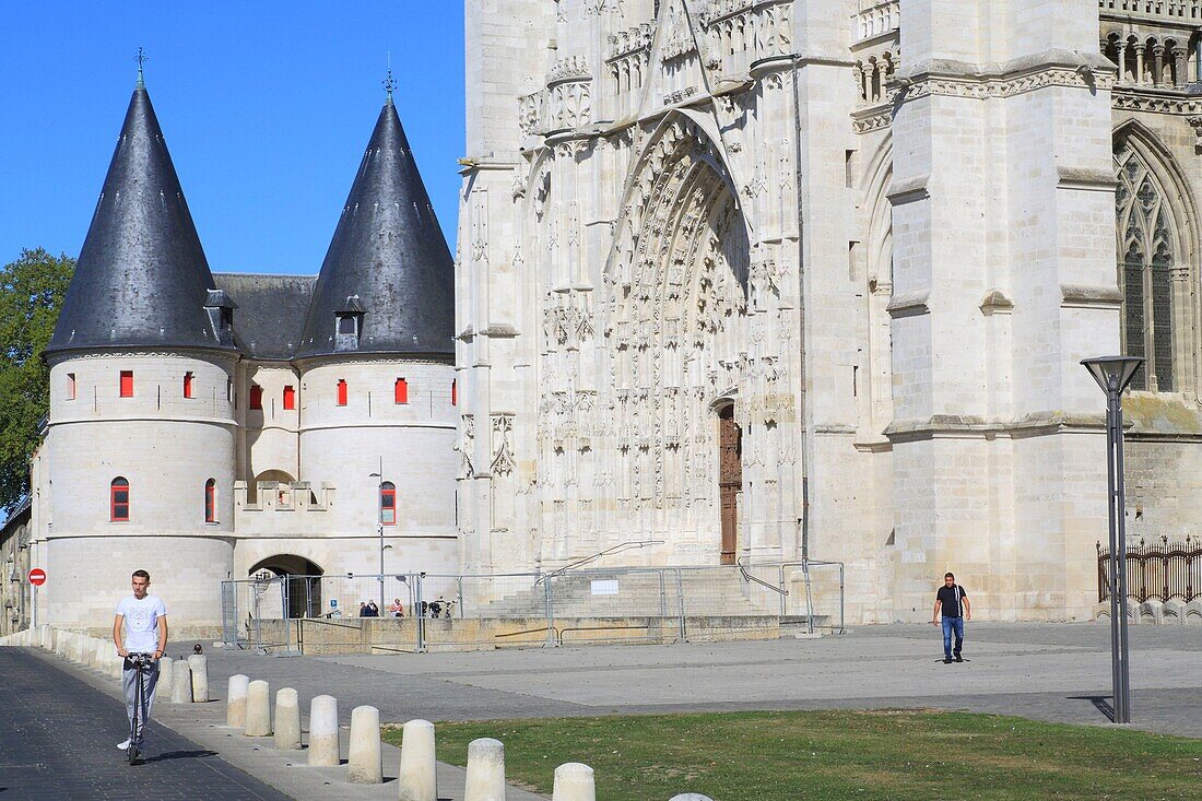 France, Oise, Beauvais, Saint-Pierre de Beauvais Cathedral (13th-16th century) with the highest Gothic choir in the world, south façade with the MUDO (Musee de l'Oise) installed in the former episcopal palace