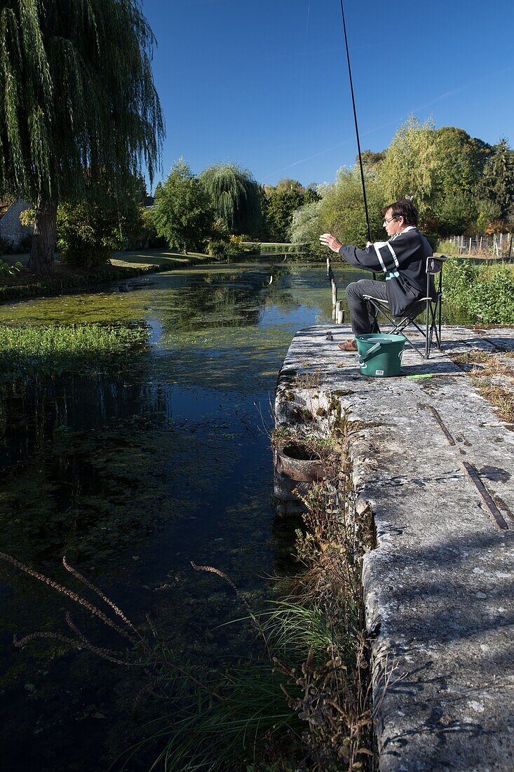 Frankreich, Loiret, Loiretal, Briare, Seitenkanal zur Loire, Angler am Kanal