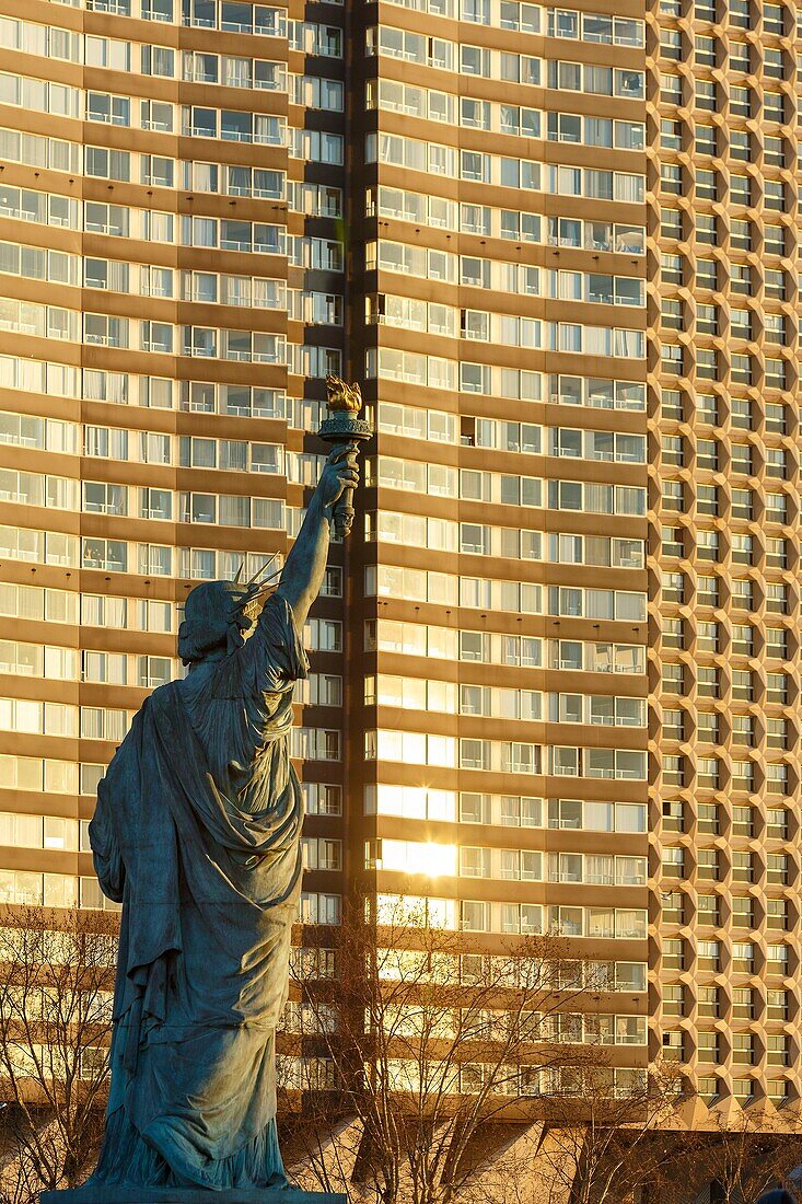 Frankreich, Paris, die Ufer der Seine, von der UNESCO zum Weltkulturerbe erklärt, die Freiheitsstatue von Bartholdi auf der Ile aux Cygnes (Gänseinsel) und die Fassaden des Viertels Beaugrenelle