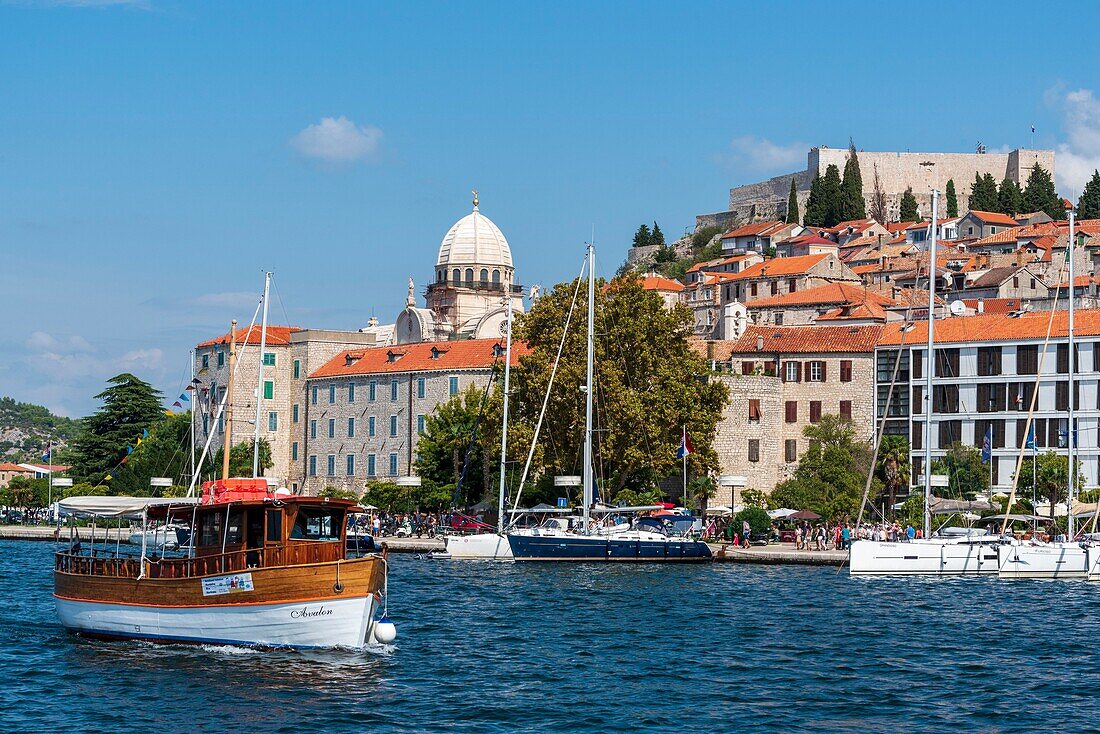 Kroatien, Norddalmatien, Gespanschaft Sibenik Knin, dalmatinische Küste, Sibenik, Hafen, Kathedrale des Heiligen Jakobus, von der UNESCO zum Weltkulturerbe erklärt, Festung des Heiligen Michael