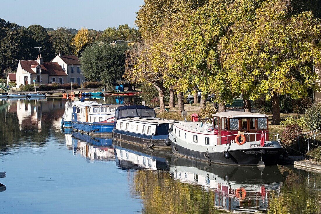 Frankreich, Loiret, Loiretal, Briare, Lastkähne auf dem Seitenkanal der Loire