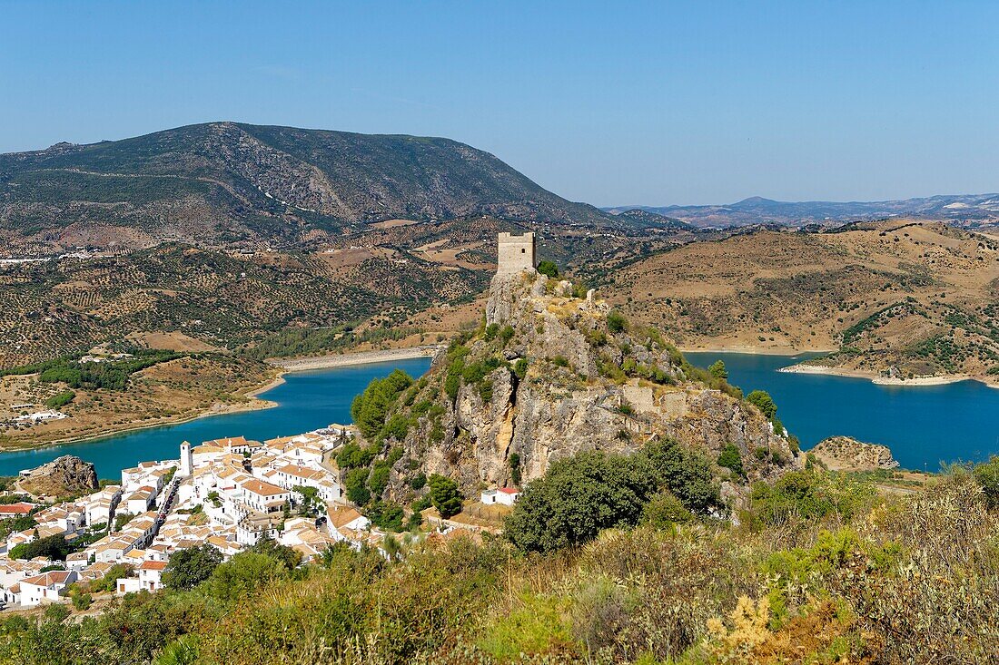 Spanien, Andalusien, Provinz Cadix, Zahara de la Sierra, Naturpark Sierra de Grazalema, Gesamtansicht des Dorfes, Ruta de los Pueblos Blancos (Straße der weißen Dörfer), Kapelle San Juan de Letran und der mittelalterliche Turm oberhalb des Dorfes und der Stausee von Zahara-el Gastor