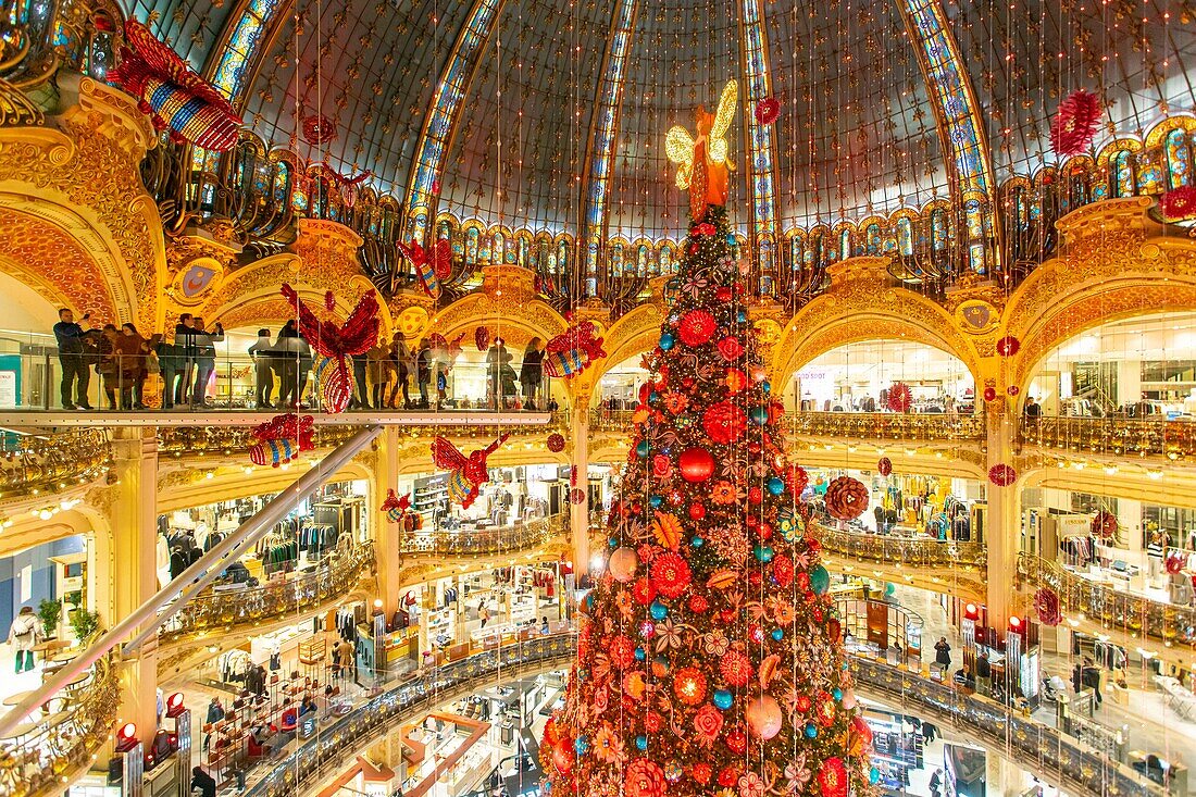 Frankreich, Paris, das Kaufhaus Galeries Lafayette zu Weihnachten, der Weihnachtsbaum unter der Kuppel