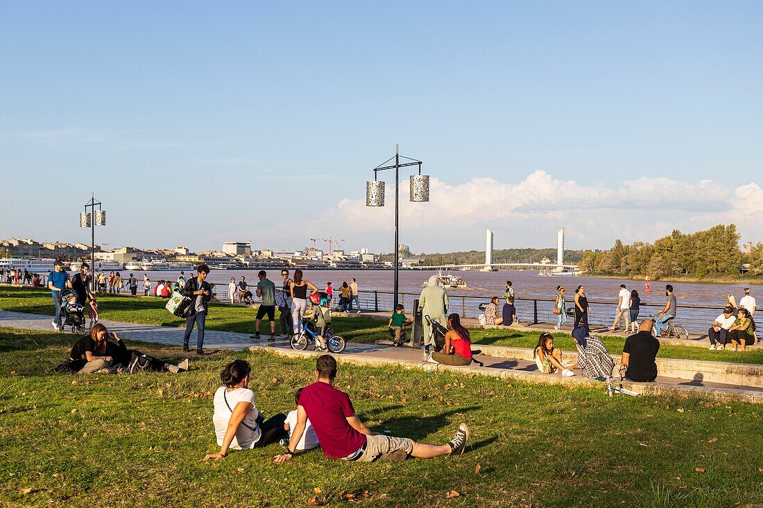 Frankreich, Gironde, Bordeaux, von der UNESCO als Weltkulturerbe anerkanntes Gebiet, Bordeaux, Quai Louis XVIII, Les Platanes du Quais