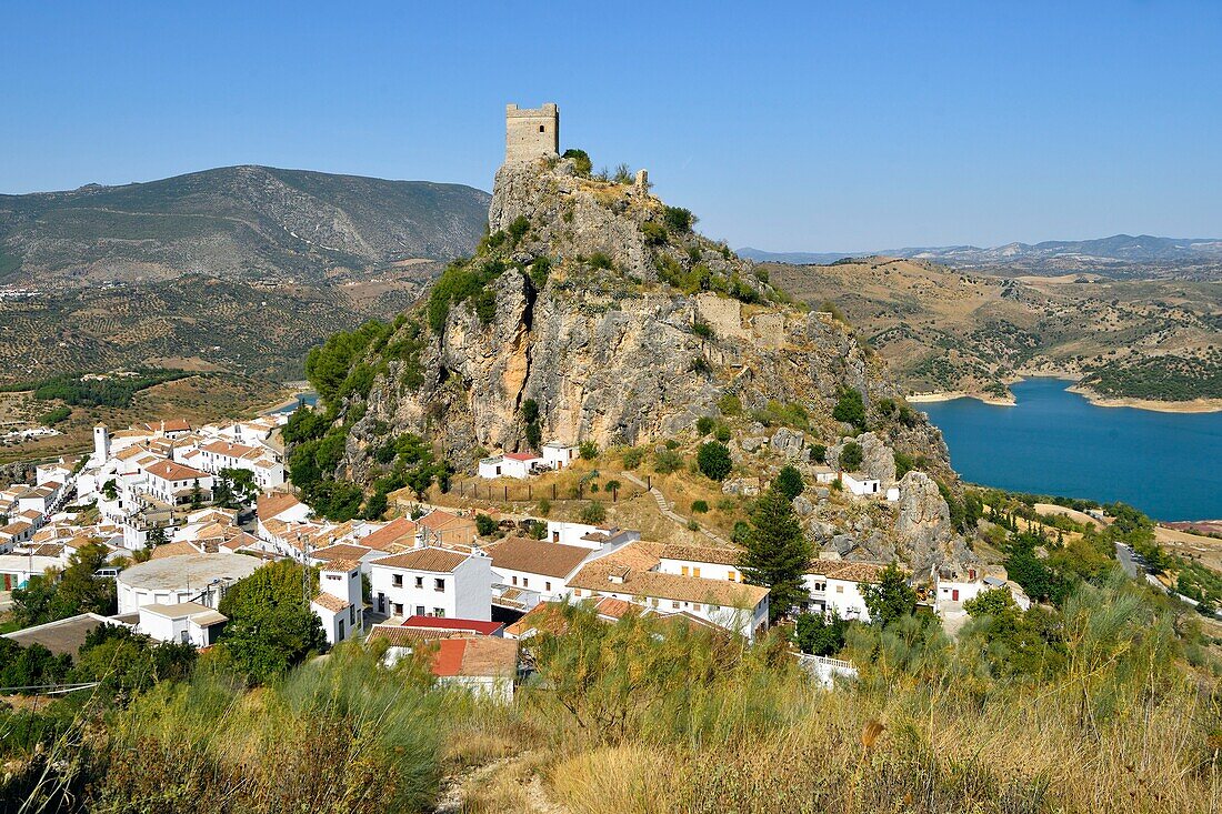 Spanien, Andalusien, Provinz Cadix, Zahara de la Sierra, Naturpark Sierra de Grazalema, Gesamtansicht des Dorfes, Ruta de los Pueblos Blancos (Straße der weißen Dörfer), Kapelle San Juan de Letran und der mittelalterliche Turm oberhalb des Dorfes und der Stausee von Zahara-el Gastor