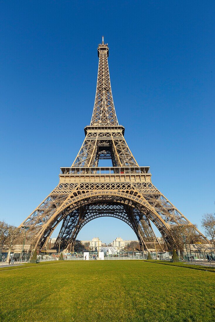 Frankreich, Paris, Stadtteil des Eiffelturms, der von der UNESCO zum Weltkulturerbe erklärt wurde, der Eiffelturm und der Palais de Chaillot (1937) im Hintergrund mit dem Trocadero und dem Platz der Menschenrechte