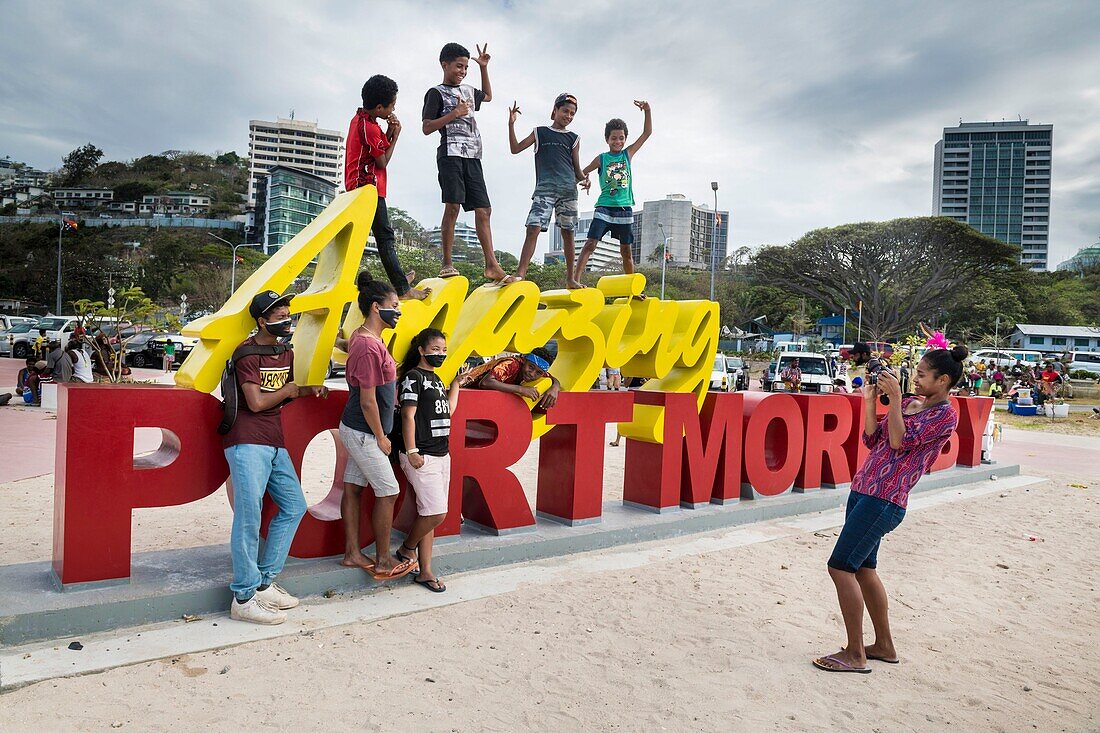 Papua-Neuguinea, Bezirk National Capitale, Port Moresby, Ela Beach District, erstaunliche Skulptur am Strand von Port Moresby