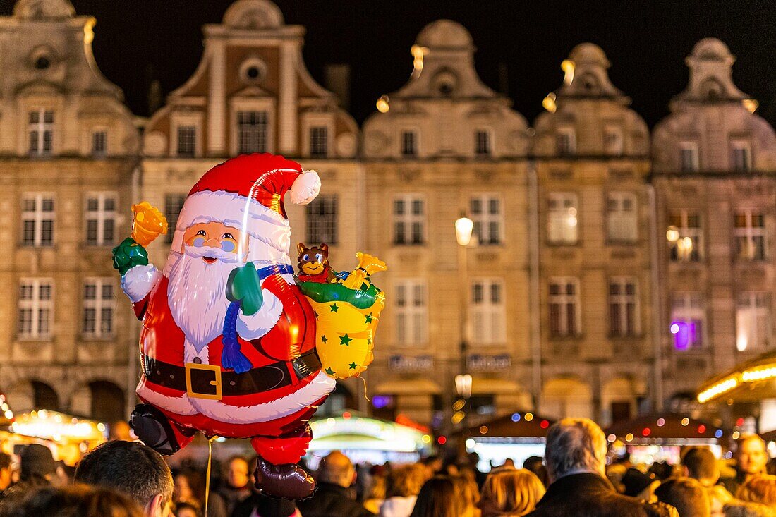 Frankreich, Pas-de-Calais (62), Arras, der Weihnachtsmarkt auf dem Grand'Place gilt als einer der schönsten in Nordfrankreich