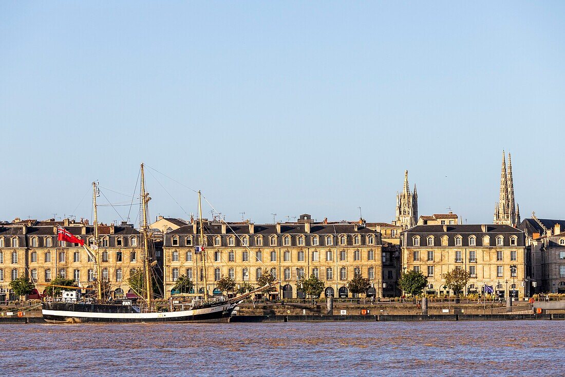 Frankreich, Gironde, Bordeaux, von der UNESCO zum Weltkulturerbe erklärtes Gebiet, die Garonne und der Dreimastschoner Pelican of London am Quai Richelieu, rechts der Turm Pey-Berland und die Kathedrale Saint-André