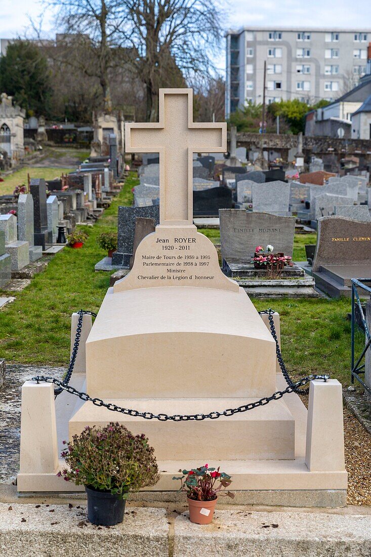 Frankreich, Indre et Loire, Loire-Tal, von der UNESCO zum Weltkulturerbe erklärt, Tours, Friedhof La Salle, Grabmal von Jean Royer, Bürgermeister von Tours, Abgeordneter, Minister, beginnt die großen städtischen Projekte von Tours in der zweiten Hälfte des 20.