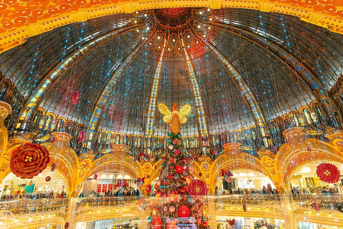 Frankreich, Paris, das Kaufhaus Galeries Lafayette zu Weihnachten, der Weihnachtsbaum unter der Kuppel