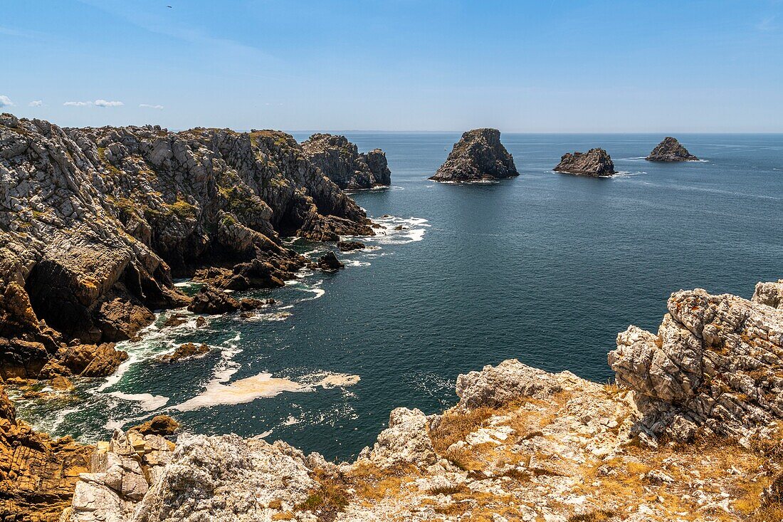 France, Finistère (29), Cornouaille, Crozon Peninsula, Camaret-sur-Mer, Pen-Hir Point in the Iroise Sea, a string of islets and reefs, the Tas de Pois, vestiges of the original cliff extend the tip