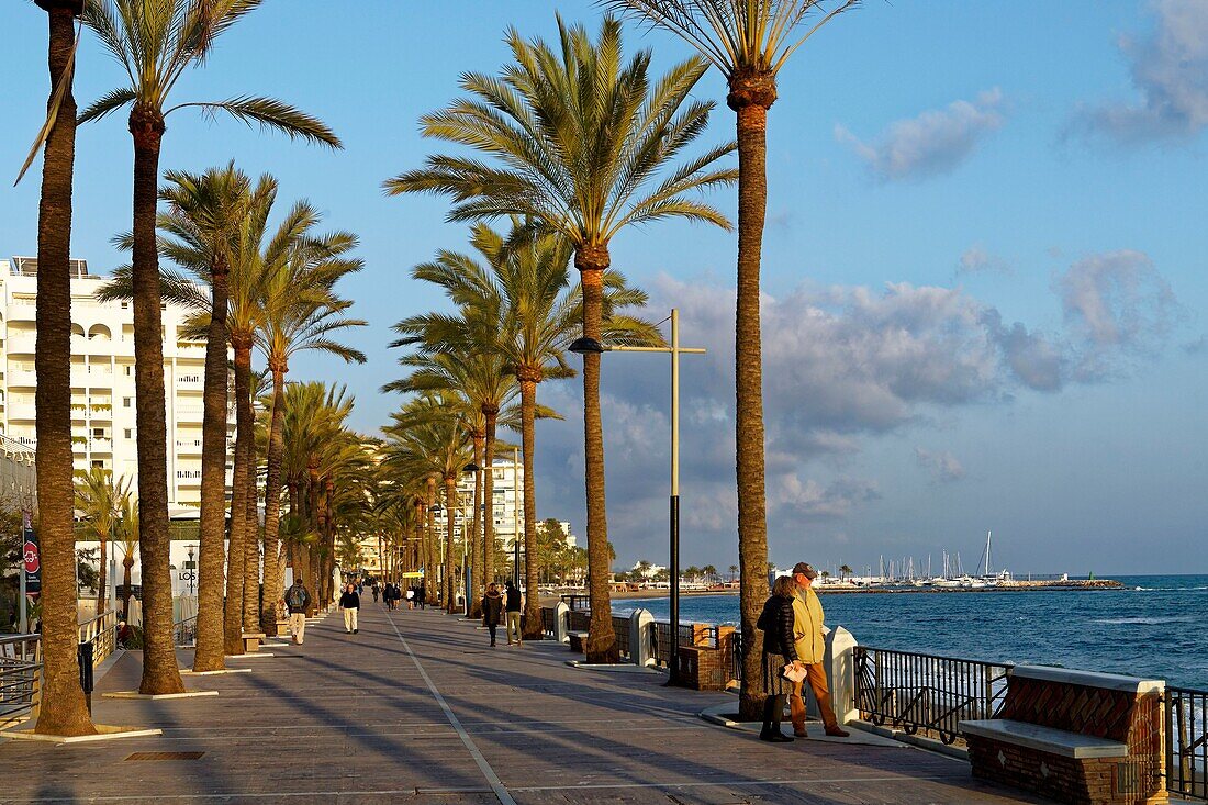 Spanien, Andalusien, Costa del Sol, Provinz Malaga, Marbella, Strandpromenade am Meer