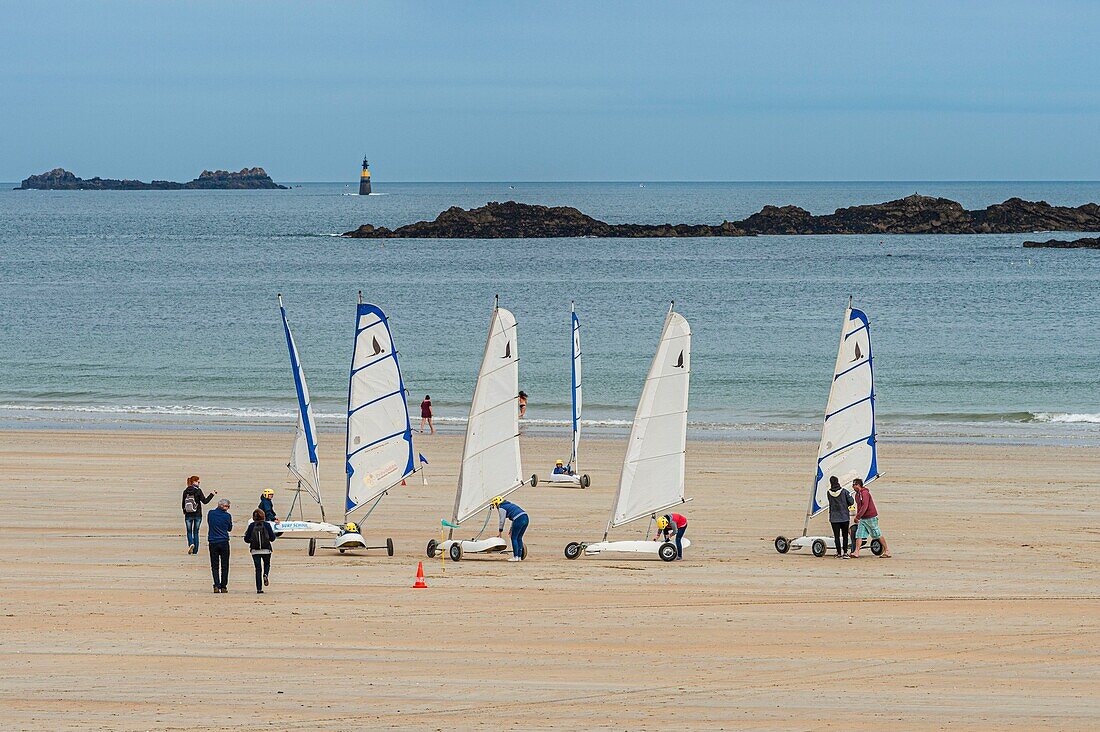 France, Ille et Vilaine, Cote d'Emeraude (Emerald Coast), Saint Malo, land-sailing on La Hoguette beach