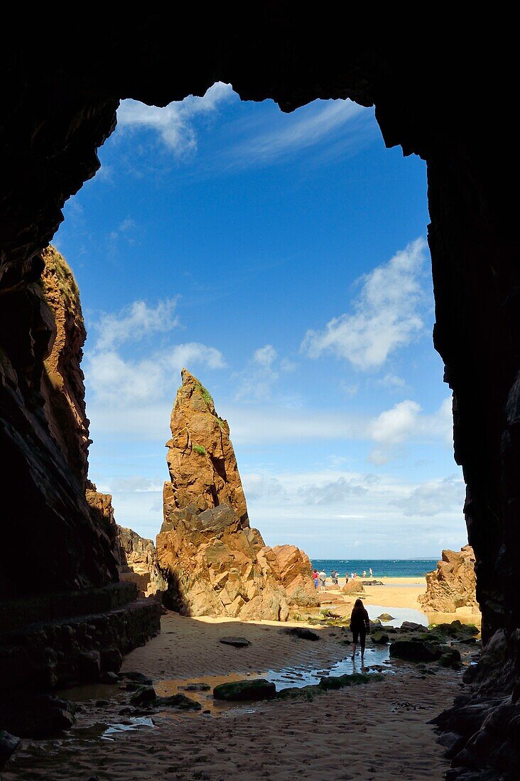 United Kingdom, Channel Islands, Jersey, parish of Saint Ouen, Plemont bay, Greve au Lanchon cave only accessible at low tide