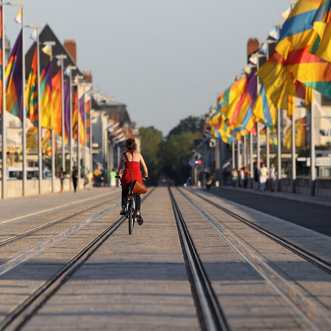 Frankreich, Indre et Loire, Loire-Tal, das von der UNESCO zum Weltkulturerbe erklärt wurde, Tours, die Loire in Tours, junge Frau auf der Wilson-Brücke