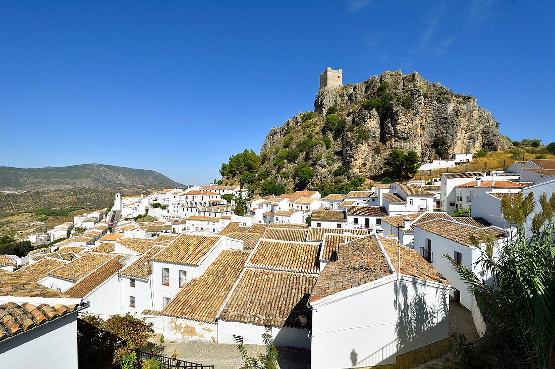 Spanien, Andalusien, Provinz Cadix, Zahara de la Sierra, Naturpark Sierra de Grazalema, Gesamtansicht des Dorfes, Ruta de los Pueblos Blancos (Straße der weißen Dörfer), Kapelle San Juan de Letran und der mittelalterliche Turm oberhalb des Dorfes