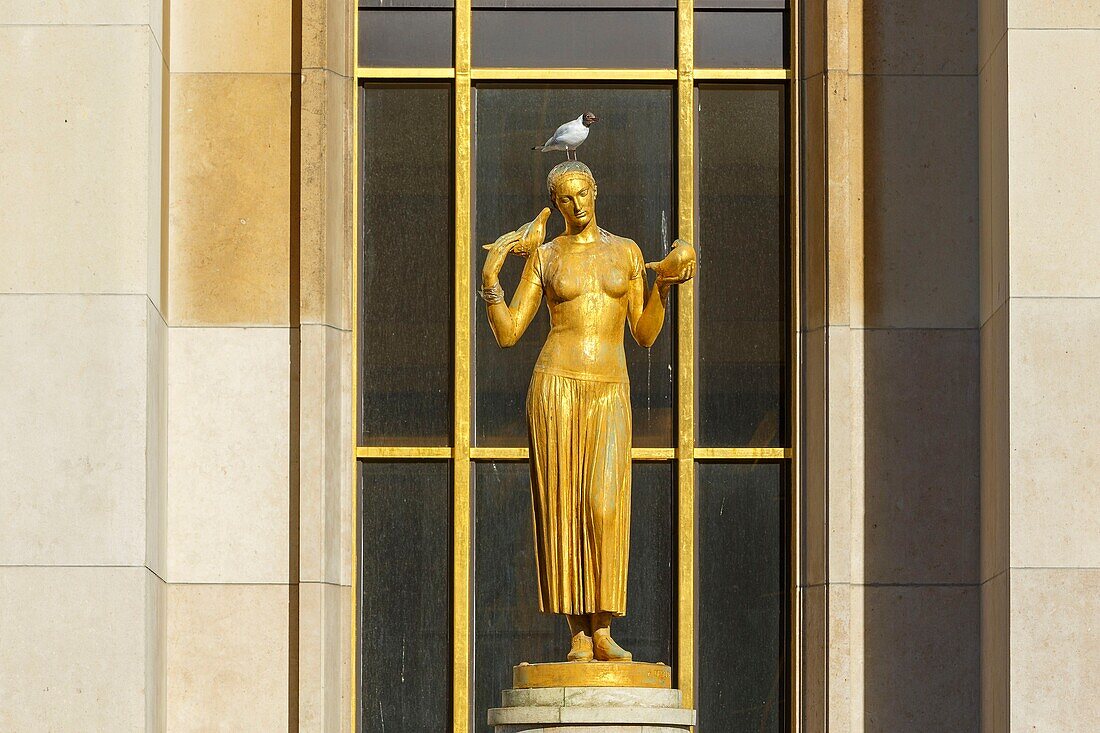 Frankreich, Paris, von der UNESCO zum Weltkulturerbe erklärt, Trocadero, Palais de Chaillot (1937) im neoklassizistischen Stil, der Platz der Menschenrechte