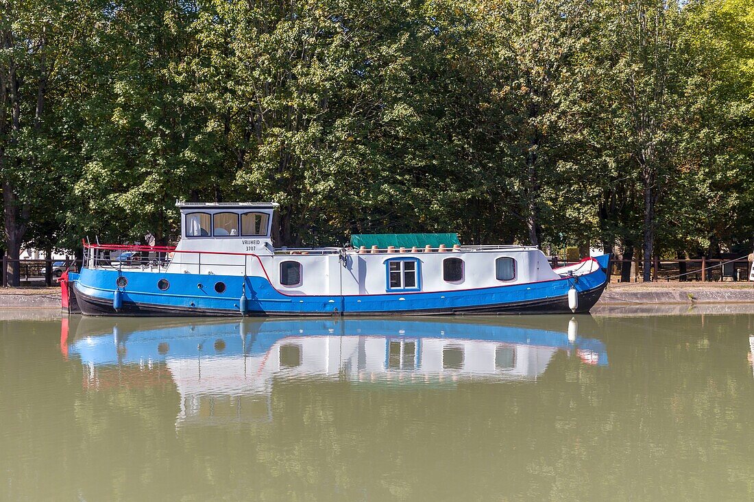 Frankreich, Loiret, Loiretal, Lastkähne auf dem Seitenkanal zur Loire