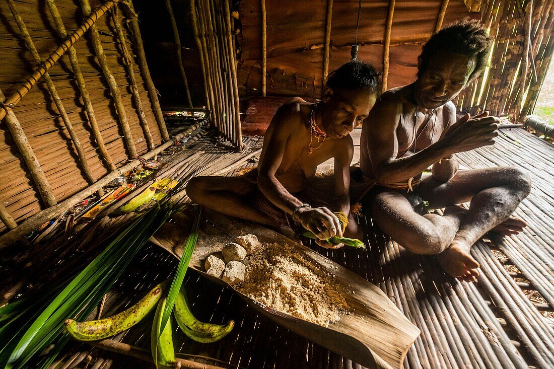 Indonesien, West Papua, Mabul, Korowai-Expedition, Zubereitung von Mahlzeiten