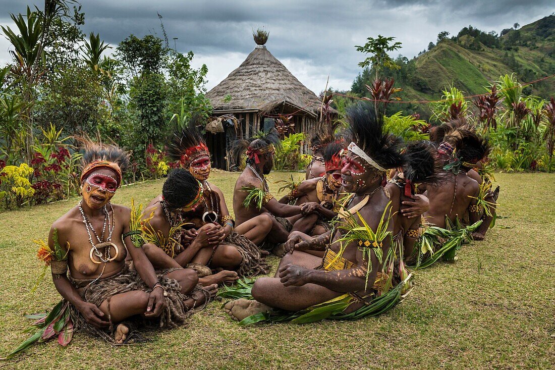 Papua-Neuguinea, Provinz Simbu, Dorf Kagaï, Balzzeremonie namens Tunim Head (Kopf drehen)