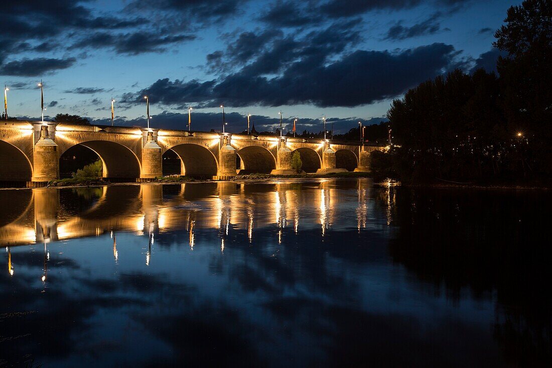 Frankreich, Indre et Loire, Loire-Tal als Weltkulturerbe der UNESCO, Tours, die Loire in Tours, Wilson-Brücke in der Abenddämmerung