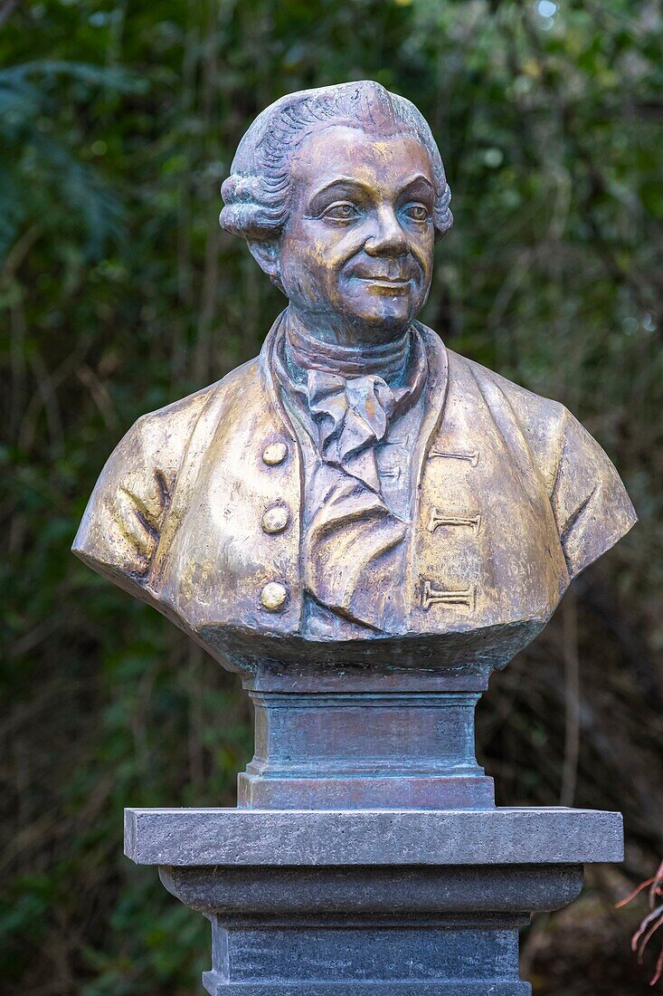 Mauritius, Pamplemousses district, Pamplemousses, Sir Seewoosagur Ramgoolam botanical garden, bust of Pierre Poivre, creator of the garden