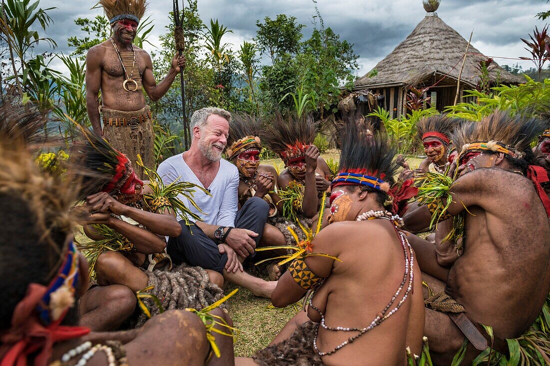 Papua New Guinea, Simbu Province, Kagaï village, documentary filming during a courtship ceremony called Tunim Head (Turning head)