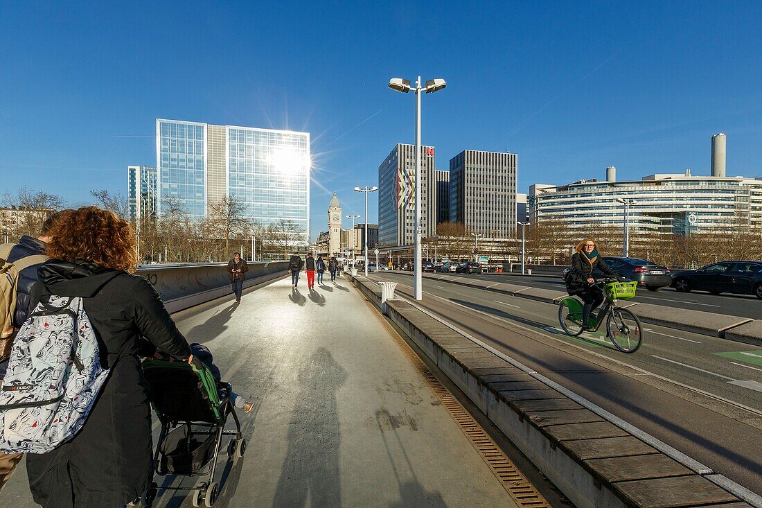 France, Paris, Gare de Lyon (Lyon train station) district on the riverbanks of the Seine river and Charles de Gaulle bridge