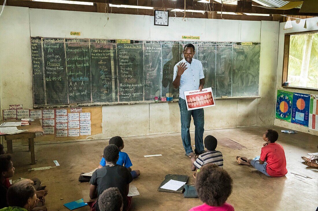 Papua-Neuguinea, Provinz East Sepik, Sepik River Region, Samban Dorfschule, Dr. Karue informiert über Zahnhygiene