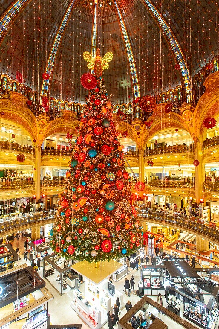 Frankreich, Paris, das Kaufhaus Galeries Lafayette zu Weihnachten, der Weihnachtsbaum unter der Kuppel