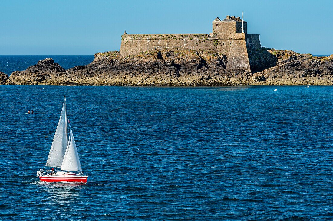 Frankreich, Ille et Vilaine, Cote d'Emeraude (Smaragdküste), Saint Malo, Segelboot vor dem von Vauban entworfenen Fort Petit-Bé