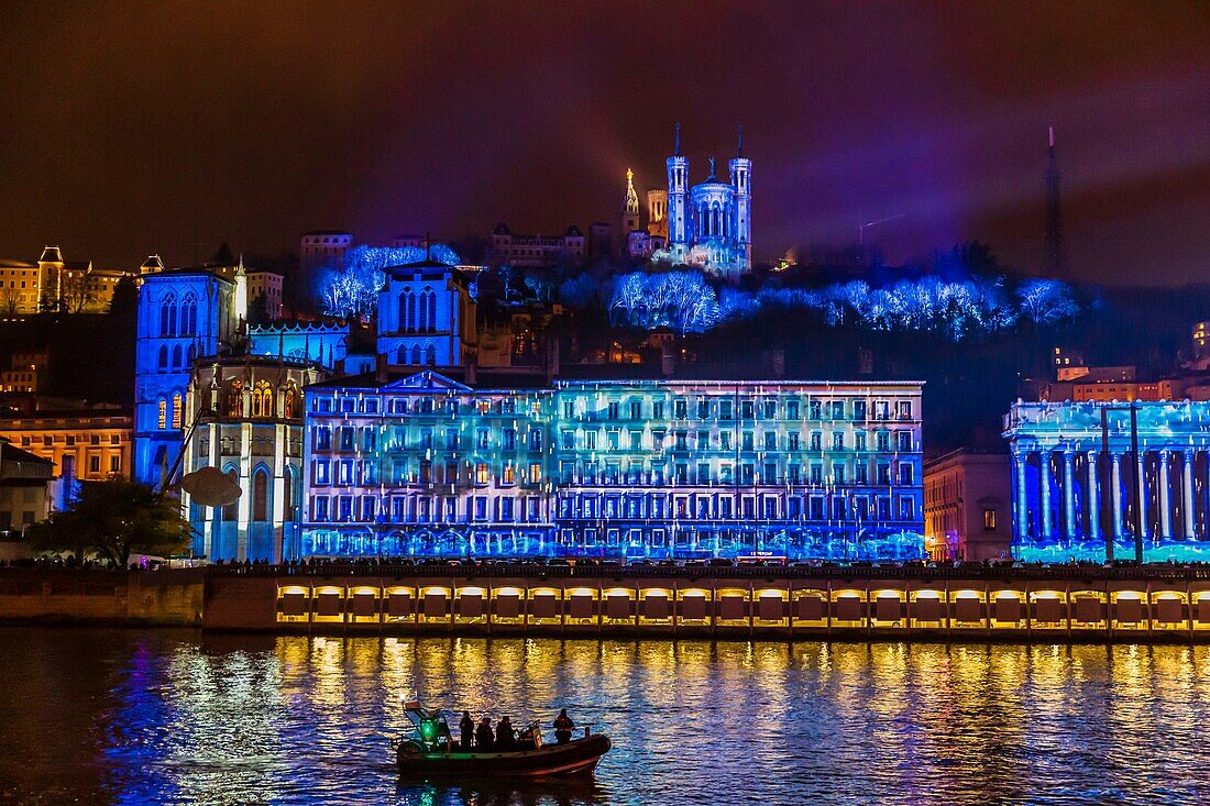 Frankreich, Rhone, Lyon, historische Stätte, die von der UNESCO zum Weltkulturerbe erklärt wurde, die Kathedrale St. Jean, das Gerichtsgebäude am Ufer der Saone und die Basilika Notre Dame de Fourviere während der Fete des Lumieres (Lichtfest), Show Les Cueilleurs de Nuages von CozTen auf dem Hügel von Fourviere