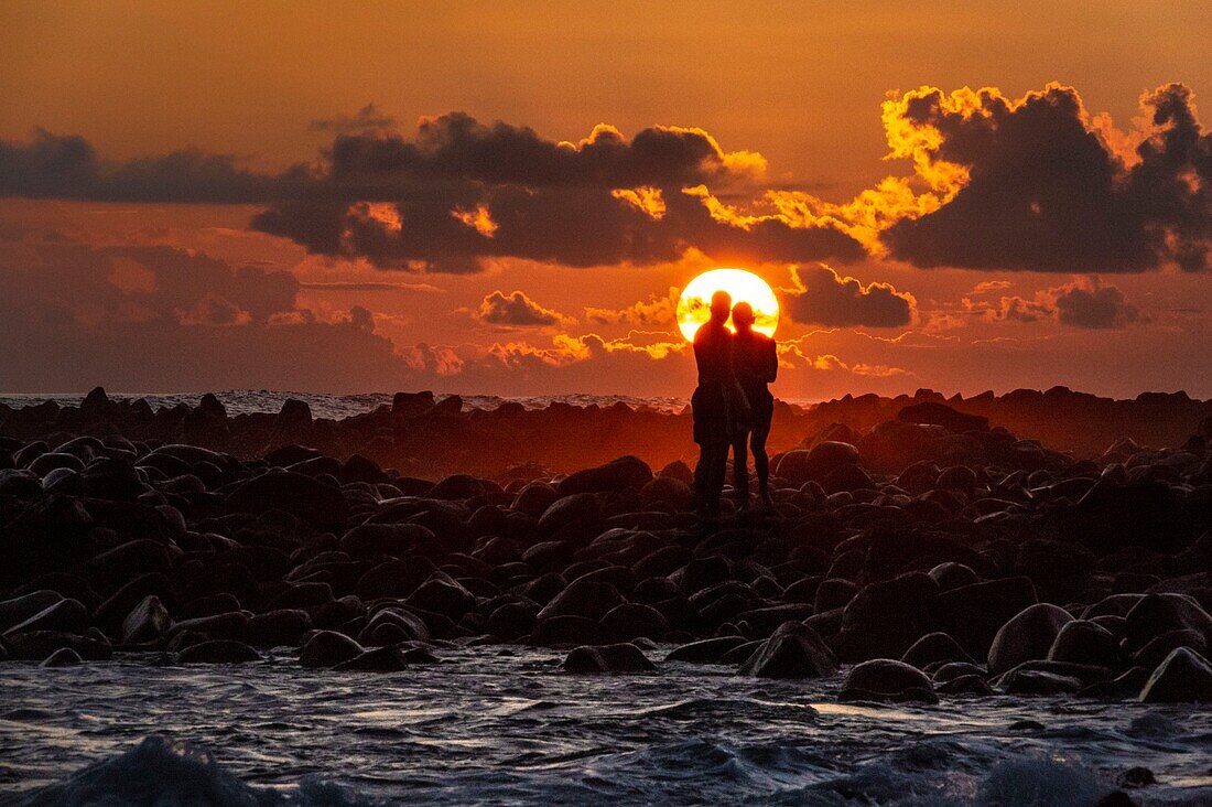 Ecuador,Galápagos-Archipel,von der UNESCO zum Weltnaturerbe erklärt,Insel San Cristóbal,Pärchen bei Sonnenuntergang in der Lagune El Junco,eine der wenigen ständigen Süßwasserquellen auf den Galápagos-Inseln,die dank ihrer Höhe - etwa 700 Meter über dem Meeresspiegel im Hochland von San Cristobal - vor Verdunstung geschützt ist