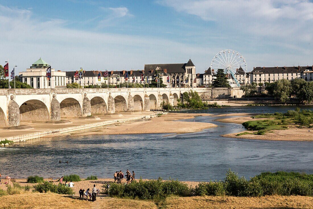 Frankreich,Indre et Loire,Loire-Tal,von der UNESCO zum Weltkulturerbe erklärt,Tours,die Loire in Tours,die Stadt Tours vom Nordufer aus