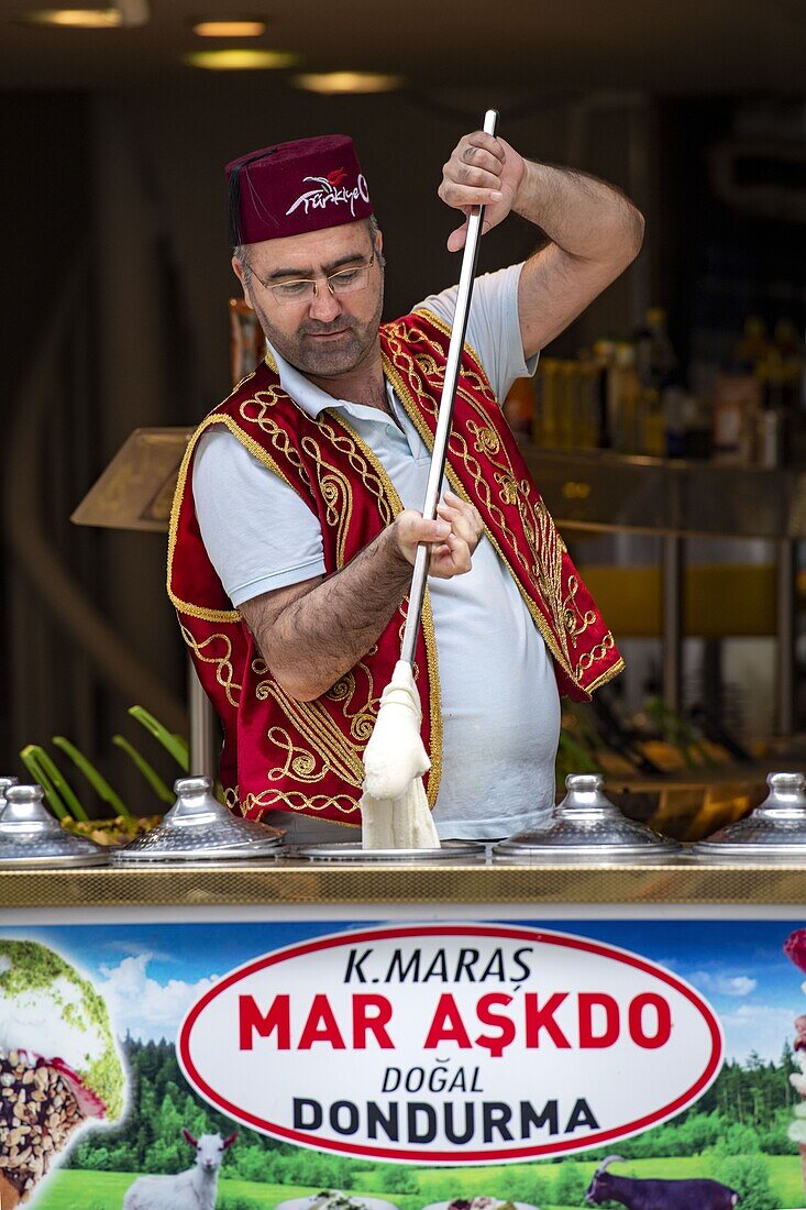 Turkey, Istanbul, Beyoglu area, ice cream vendor