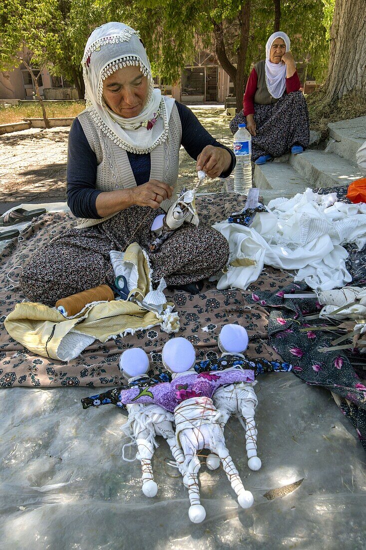 Türkei, Kappadokien, Soganli, Frauen, die traditionelle Puppen herstellen