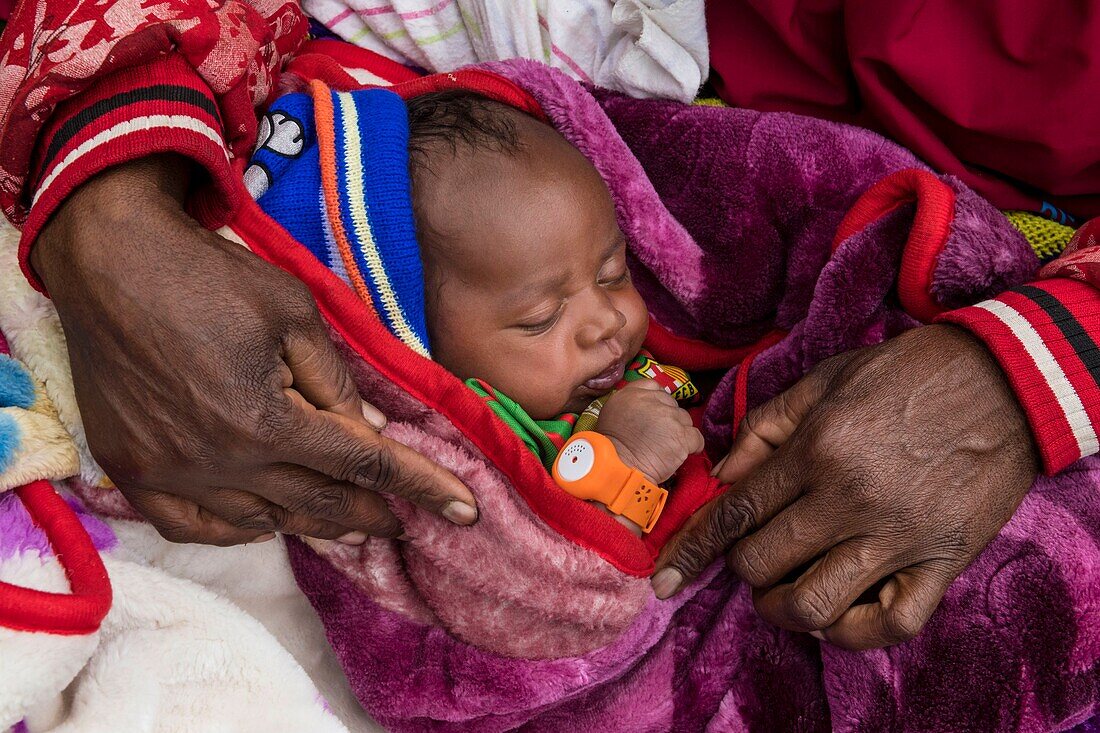 Papua New Guinea, Western Highlands Province, Mendi, Tambul village, &#x2018;Savings Lives, Spreading Smiles' program is being delivered to help mothers protect their babies from hyperthermia. Developed by UNICEF, a simple device called &#x2018;Bebi Kol Kilok,' consists of a wrist band that alerts parents to a fall in the newborn's body temperature. Community volunteers received training to educate mothers on the use of the device and how to warm their babies.